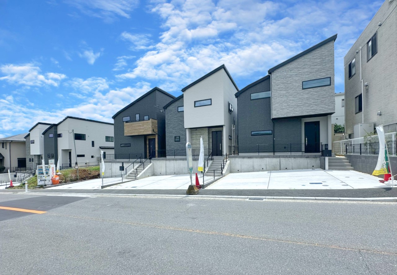 周囲は第一種低層住居専用地域。落ち着きある閑静な住宅街です。周囲は緑が豊富で歩いてすぐの所に自然と触れ合えるスポットがたくさんあります。小学校も近く子育て世帯にも大変オススメです！