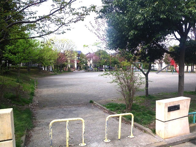 公園(150m)-美しが丘西保野公園(●横浜市の中でもひときわ緑の潤いに満ちた青葉区。公園数や街路樹数は、市内でも一番多く、街のいたるところで緑を感じます●)