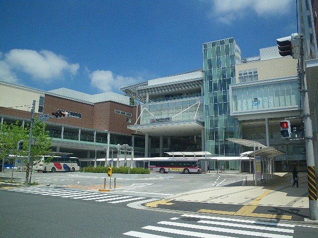 駅(3400m)-たまプラーザ駅(●たまプラーザ駅周辺は、大型商業施設が充実。隠れ家的ビストロやこだわりのカフェなども多くあり、生活を豊かに彩ります●)