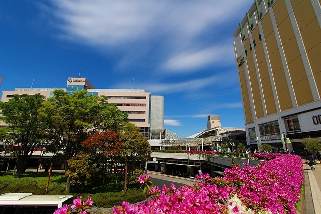 駅(3100m)-新百合ヶ丘駅(駅前では便利さと、文化的充実が得られ、住む地域にはのどかな自然という絶妙なバランスが新百合ヶ丘の住みやすいポイントです。)