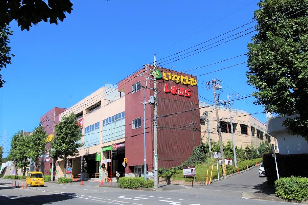 スーパー(700m)-いなげや新ゆりヨネッティー王禅寺前店(●朝9時から夜10時まで営業。226台収容可能な駐車場があり、週末の買い出しにもぴったり。新鮮な食材をそろえたスーパーです●)