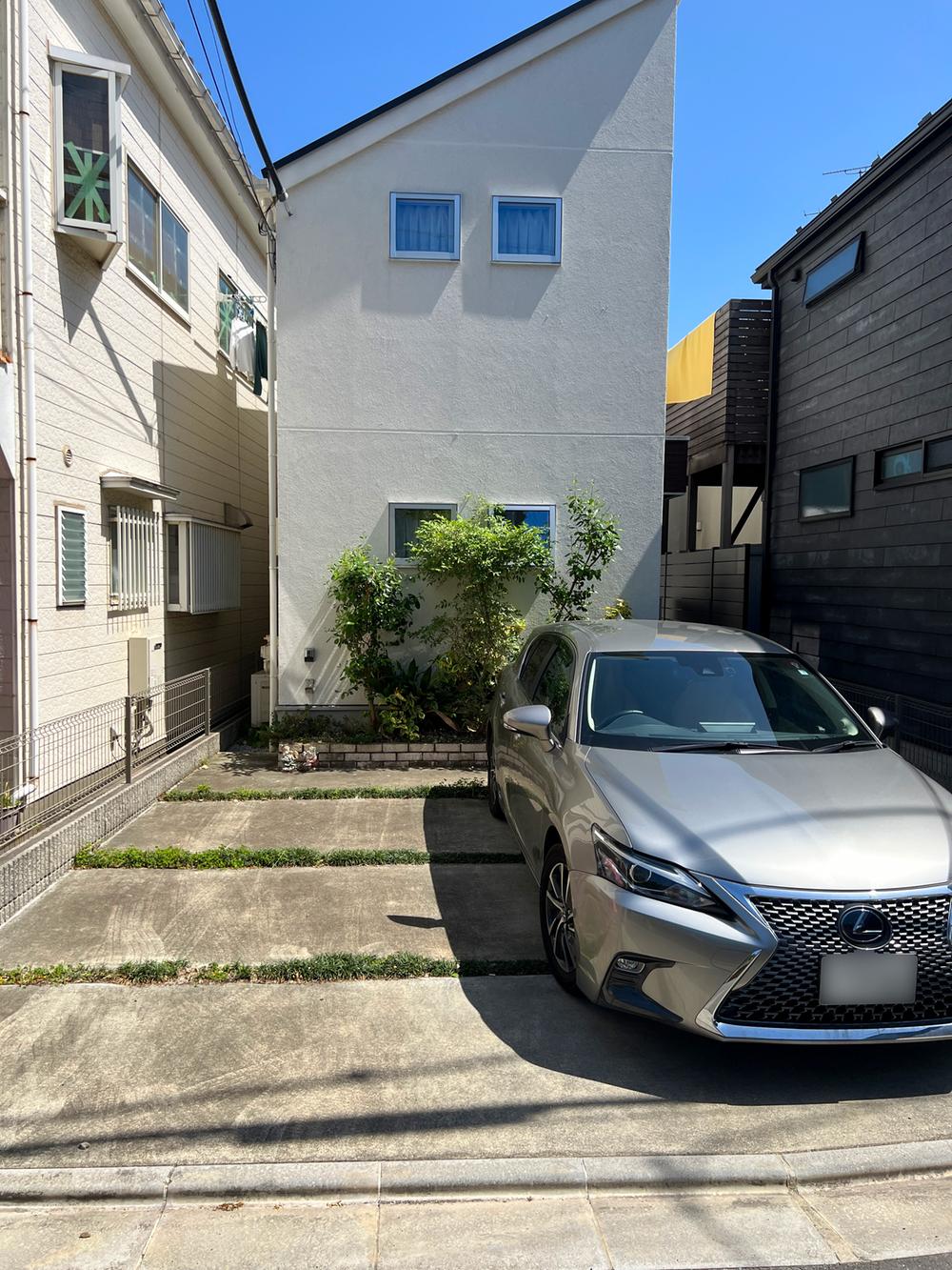 車2台や車＋バイク＋自転車も置ける約6m幅のカースペースです。道路から家の中が見えにくい構造でプライベート性が高い設計となります