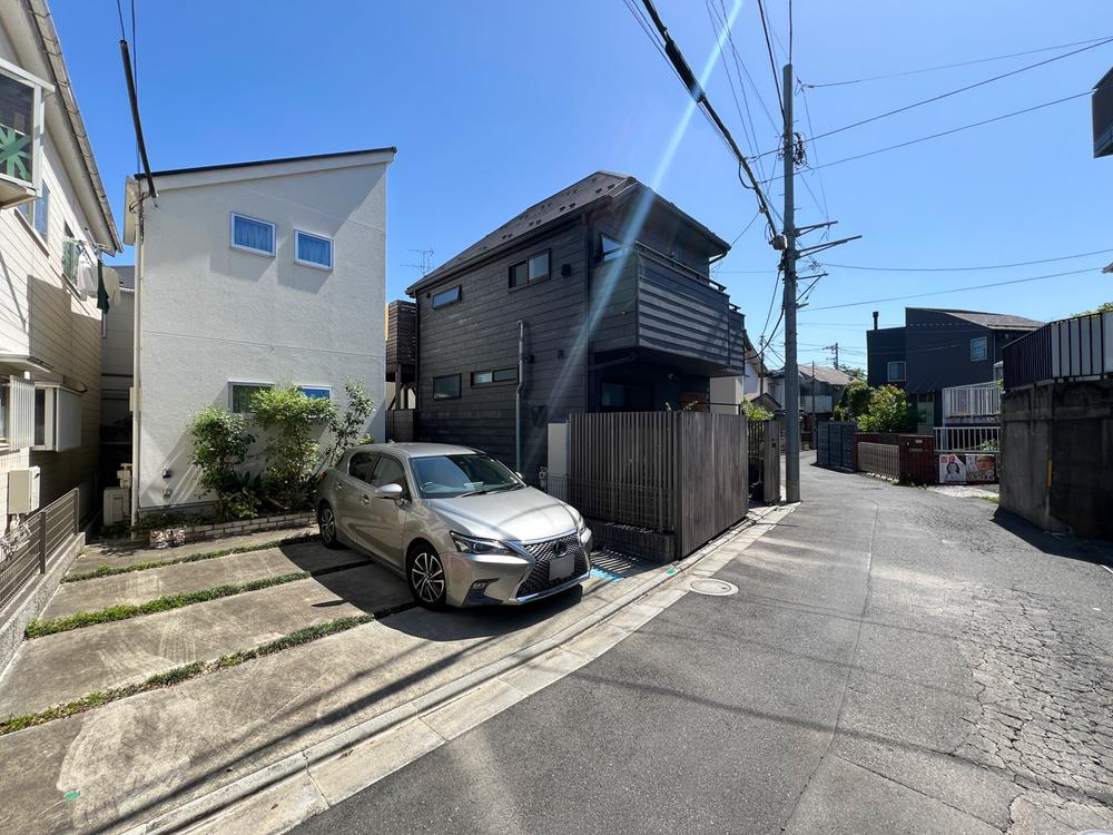 前面道路は通り抜けの車が少なく静かな住環境です。宅配BOXや屋外用コンセント、洗車用の水栓等も揃ってます