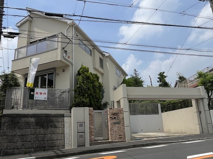 陽当りや通風・仕様設備やお部屋の大きさの比較など．．．また周辺環境や街並みの様子など、資料には掲載していない情報が現地にはたくさんございます。 是非お気軽にお問い合わせください。