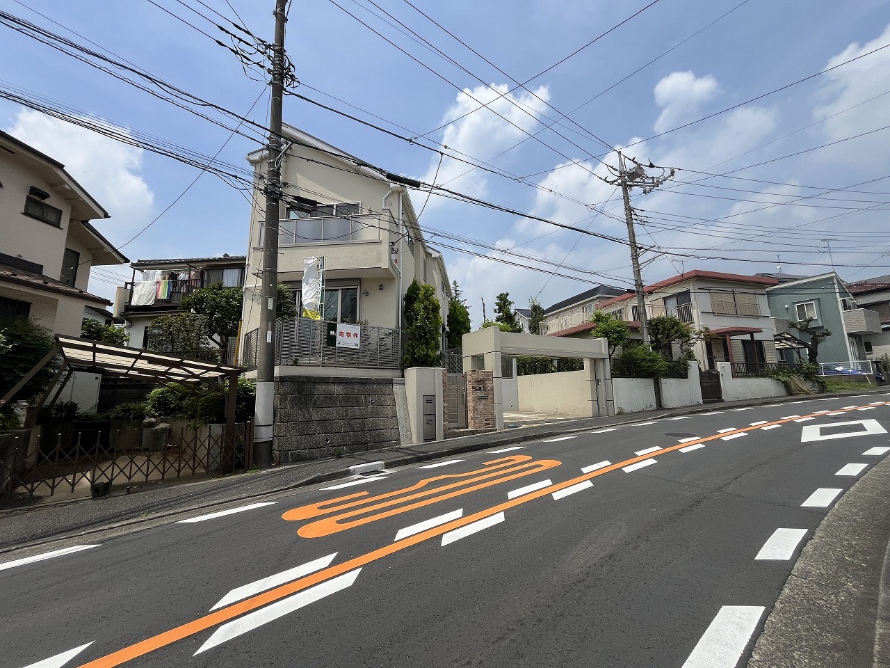 周囲は第一種低層住居専用地域。落ち着きある閑静な住宅街です。周囲は緑が豊富で歩いてすぐの所に自然と触れ合えるスポットがたくさんあります。小学校も近く子育て世帯にも大変オススメです！