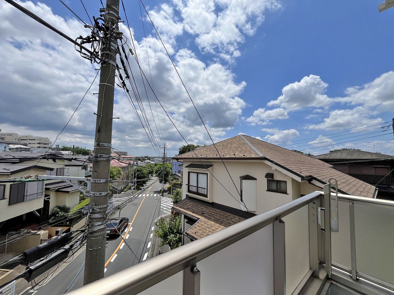 周囲は、景観や安全に特に配慮された第一種低層住居専用地域。閑静で美しい街並みが広がります。緑の潤いも感じられ、思わず深呼吸したくなる清々しい空を感じることができます。