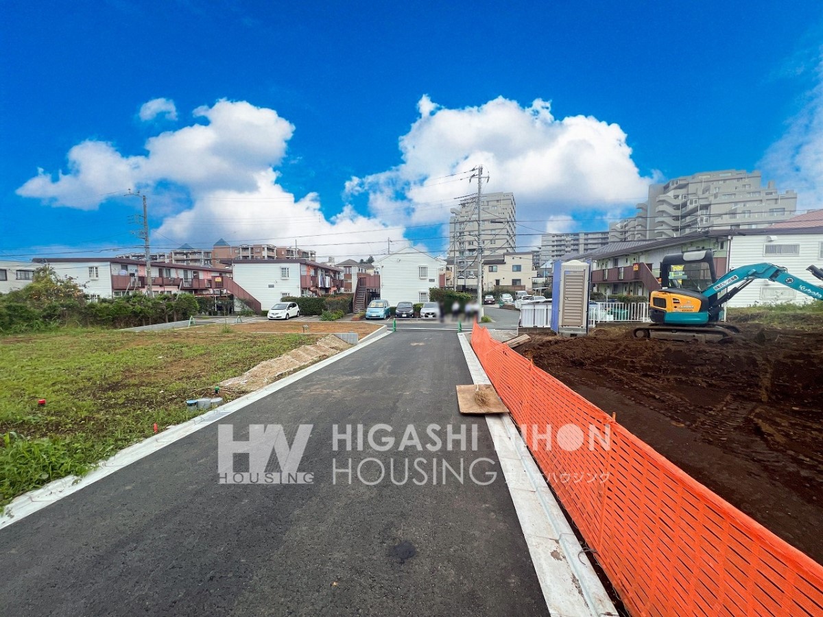 駅まで平坦。都心まで直通の東急田園都市線、横浜中心部方面へは横浜線と、通勤・通学やお出かけに大変便利な立地です。駅前を中心に商業施設や生活施設も整っており、利便性の高さもポイントの一つです。